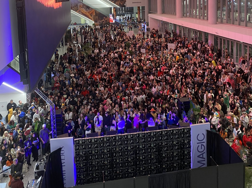 Brazilian Footwear promove circuito de feiras nos Estados Unidos Aglomeração de pessoas que participam de feira comercial internacional